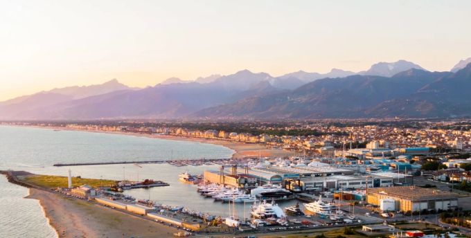 Viareggio ist ein luxuriöser Badeort in der Provinz Lucca in der Toscana. Lucca Viareggio