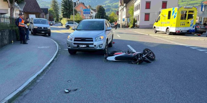 Der Motorradfahrer blieb schwer verletzt auf der Strasse liegen.