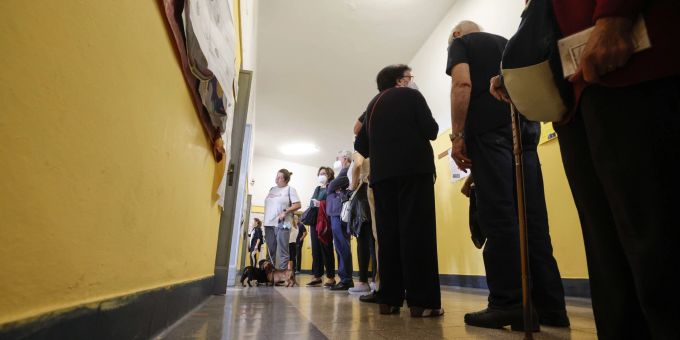 Personen warten in Italien vor einem Wahllokal. Am Montag, dem letzten Tag des Referendums, war in den Wahllokalen wenig Betrieb. (Archivbild) Wahllokal Italien