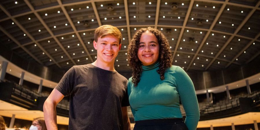 Timon Dzienus (l-r), Bundessprecher der Grünen Jugend und Sarah-Lee Heinrich, Bundessprecherin der Grünen Jugend sitzen beim Bundeskongress der Grünen Jugend auf ihrem Platz und freuen sich über die gewonnene Wahl zum Bundessprecher von Timon Dzienus.