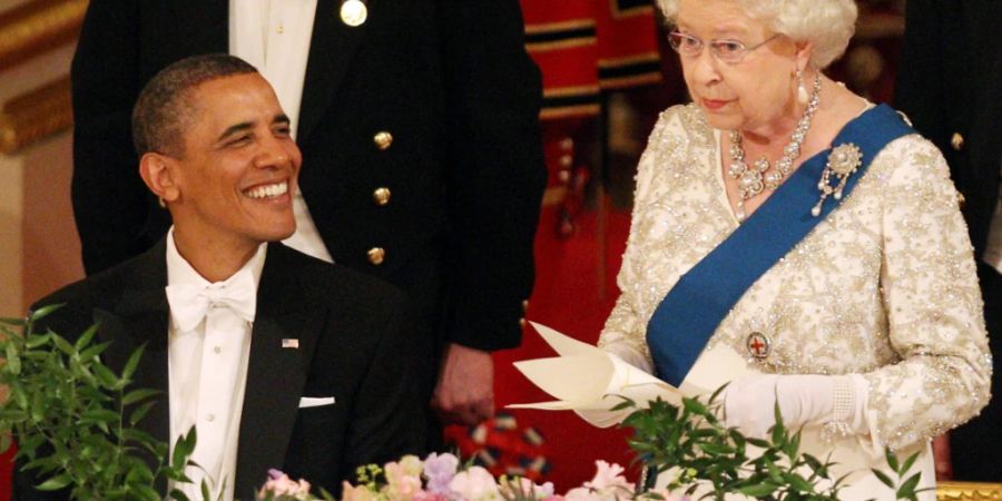 ARCHIV - Königin Elizabeth II. und der damalige US-Präsident Barack Obama bei einem Staatsbankett im Buckingham-Palast. Foto: Lewis Whyld/PA Wire/dpa