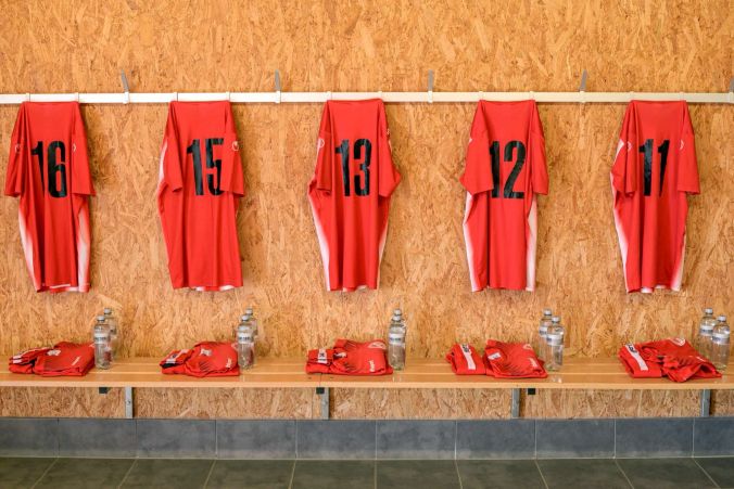 Trikots in der Kabine der FC Belp Selections.