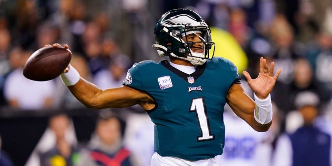 Jalen Hurts von den Philadelphia Eagles in Aktion. Sein Team hat als einzige Equipe in der NFL noch nicht verloren. NFL