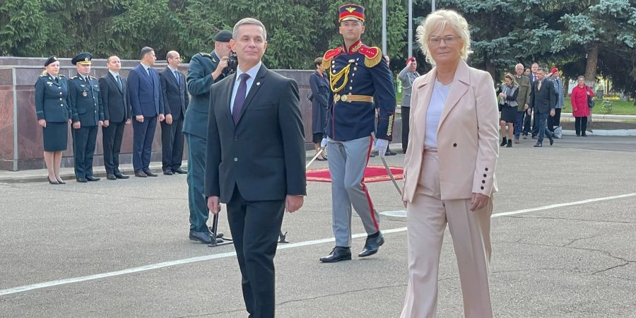 Verteidigungsministerin Christine Lambrecht schreitet neben ihrem Amtskollegen Anatolie Nosatii der Republik Moldau die Ehrengarde ab, während sie in der Hauptstadt Chisinau mit militärischen Ehren empfangen wird.