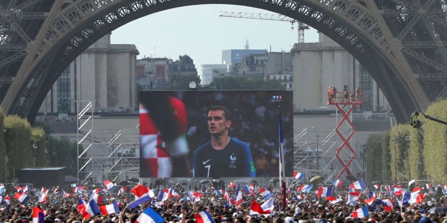 Fans verfolgen 2018 das WM-Spiel Frankreich gegen Kroatien am Eiffelturm.