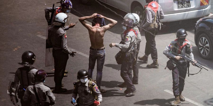 Verhaftungen nach Protesten in Myanmar im Jahr 2021 (Symbolbild).