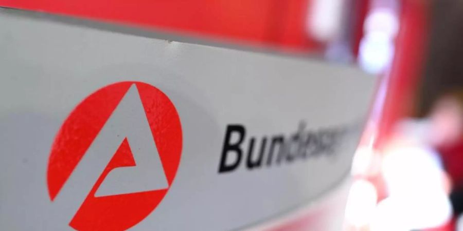 Laut Bundesagentur für Arbeit sank die Zahl der Menschen ohne Job im Vergleich zu Mai deutlich. Foto: Felix Kästle/dpa