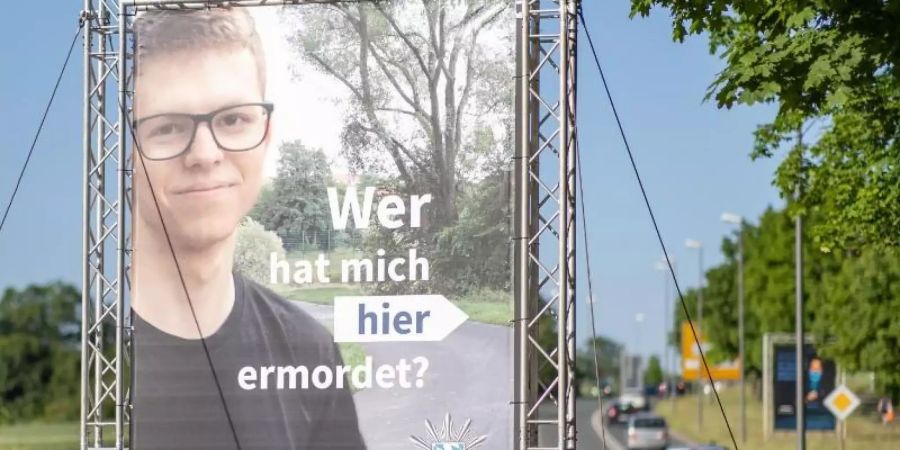 Auch eine Ausstrahlung in der ZDF-Sendung «Aktenzeichen XY... ungelöst» brachte keine Erkenntnisse: Jetzt sollen Plakate helfen, den Mord an einem 24-Jährigen aus Bayreuth aufzuklären. Foto: Daniel Karmann/dpa