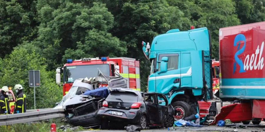 In den Unfall waren neben dem Lkw drei weitere Fahrzeuge verwickelt. Foto: Alex Talash/dpa