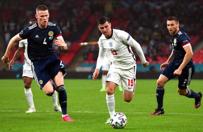 Mason Mount (r.) wird den Engländern an der Euro 2020 in den nächsten Spielen fehlen. Mason Mount