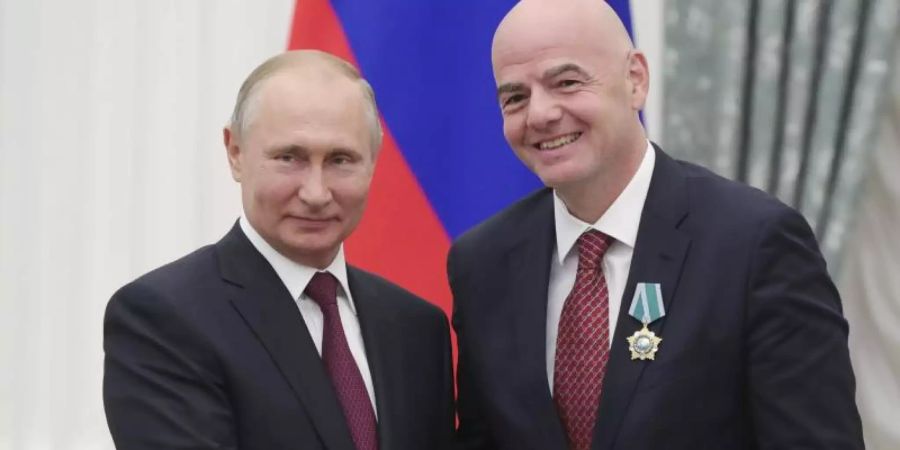 Russlands Präsident Wladimir Putin (l) und UEFA-Präsident Gianni Infantino bei einem Treffen im Kreml 2019. Foto: Mikhail Klimentyev/Pool Sputnik Kremlin/AP/dpa