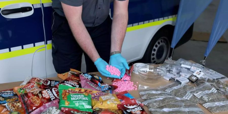 Der Zoll hat am Flughafen Köln/Bonn Ecstasy-Tabletten und Cannabis sichergestellt. Foto: Oliver Berg/dpa