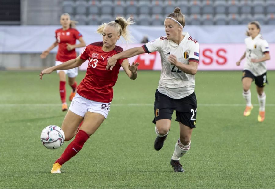 Alisha Lehmann (l.) im Trikot der Schweizer Nationalmannschaft.