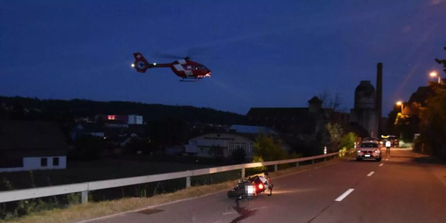 Der 27-jährige Motorradfahrer starb auf der Unfallstelle in Niedergösgen SO an seinen schweren Verletzungen.