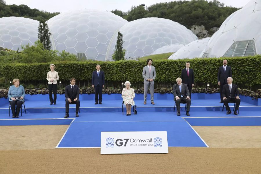 Die Queen posiert für das Gruppenfoto am G7-Gipfel.