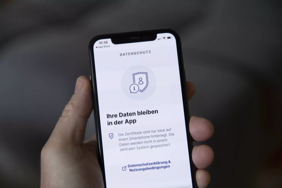 Die App für das digitale Covid-Zertifikat Schweiz wird auf einem Mobiltelefon angezeigt.