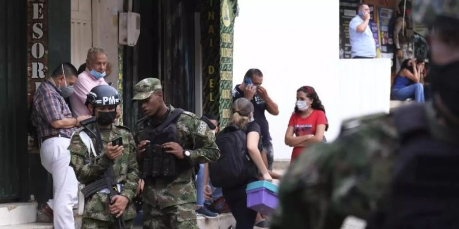 Bei einem Anschlag auf einen Militärstützpunkt im Osten Kolumbiens werden dutzende Menschen verletzt. Foto: Ferley Ospina/AP/dpa