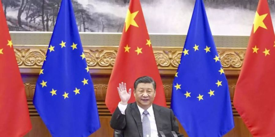 Xi Jinping, Präsident von China, winkt bei einer Videokonferenz mit der EU. Foto: Li Xueren/Xinhua/AP/dpa