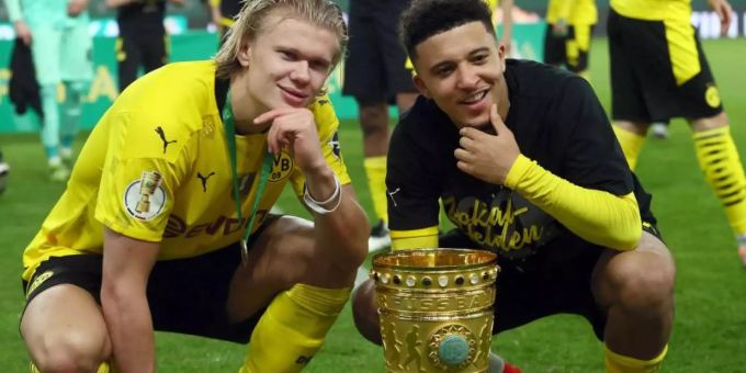 Jadon Sancho posiert mit BVB-Stürmer Erling Haaland (l) und dem DFB-Pokal. Foto: Martin Rose/Getty-Pool/dpa Jadon Sancho posiert mit BVB-Stürmer Erling Haaland (l) und dem DFB-Pokal. Foto: Martin Rose/Getty-Pool/dpa