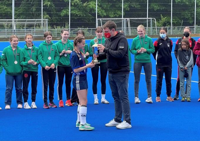Die Mannschaft ist nun im stolzen Besitz des goldenen Pokales. HCO Landhockey
