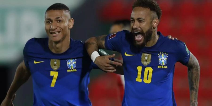 Führt Brasiliens Kader beim Copa América: Neymar (r) mit seinem Teamkollegen Richarlison. Foto: Jorge Saenz/AP/dpa