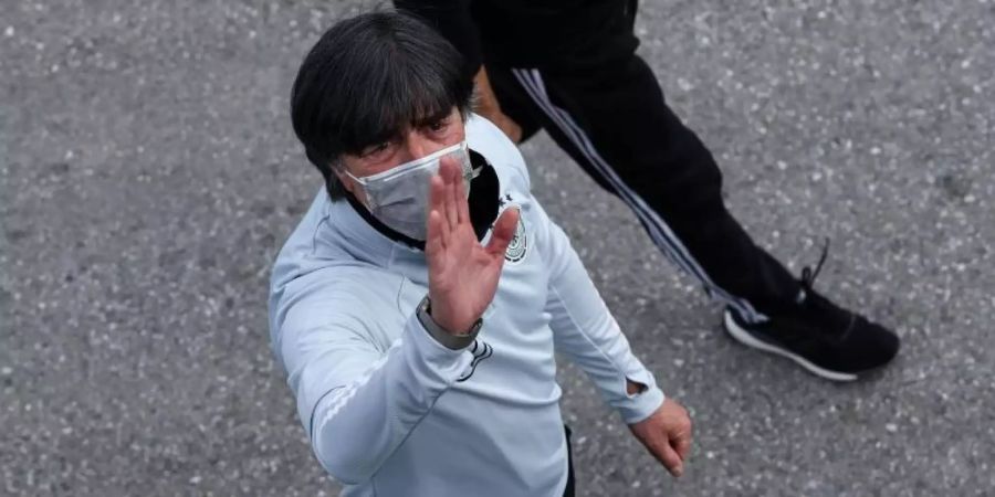 Vor dem Trainingslager in Seefeld war Bundestrainer Joachim Löw zu Gast bei Angela Merkel im Kanzleramt. Foto: Christian Charisius/dpa