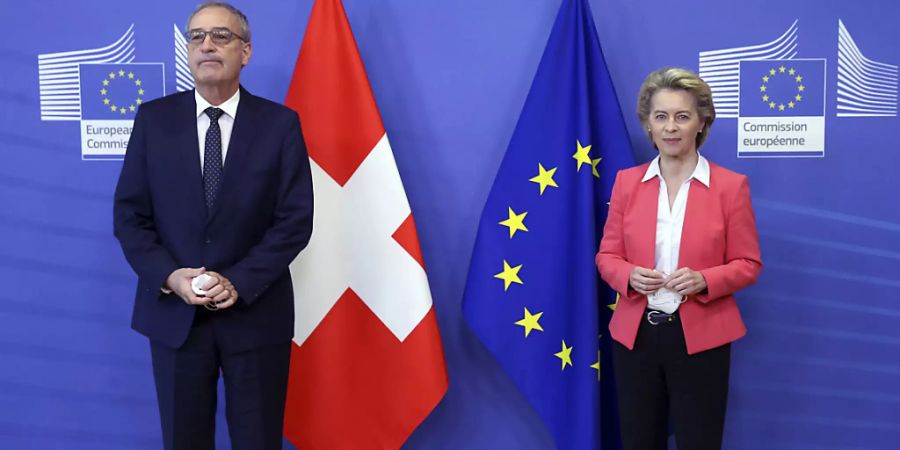 Eine Mehrheit der Schweizer Bevölkerung lehnt laut einer Tamedia-Umfrage das Rahmenabkommen mit der EU ab. Das Volk stützt damit den Entscheid des Bundesrates. Im Bild Bundespräsident Guy Parmelin nach seinem Treffen mit der EU-Kommissionspräsidentin Ursula Von der Leyen. (Archivbild)