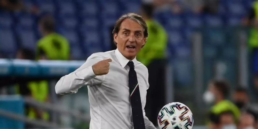 Italiens Trainer Roberto Mancini steht mit Ball in der Hand an der Seitenlinie. Foto: Alfredo Falcone/LaPresse via ZUMA Press/dpa