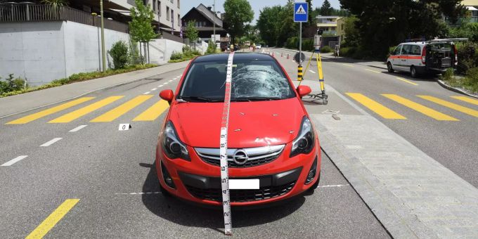 Die 75-Jährige wurde zu Boden geschleudert und zog sich schwere Verletzungen zu. Kantonspolizei Zürich
