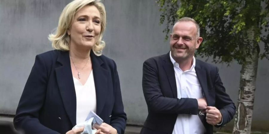 Marine Le Pen, Parteivorsitzende der Rassemblement National, und der lokale Kandidat Steeve Briois in Henin-Beaumont. Foto: Uncredited/AP/dpa