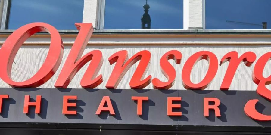 Der Schriftzug «Ohnsorg Theater» steht über dem Eingang des gleichnamigen Theaters. Das Privattheater gewann in der Kategorie «Komödie» mit dem Stück «Extrawurst» den Monica-Bleibtreu-Preis. Foto: Georg Wendt/dpa