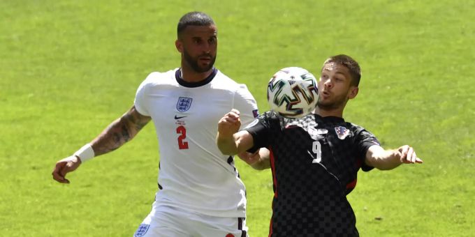 Englands Kyle Walker (l.) kämpft mit Kroatiens Andrej Kramaric um den Ball. Euro 2020