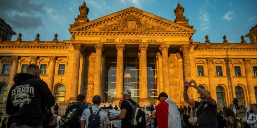 Demonstranten am 29. August vor dem Reichstagsgebäude