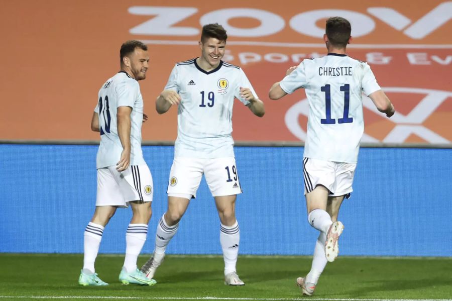 Die Spieler von Schottland jubeln im EM-Testspiel gegen Holland.