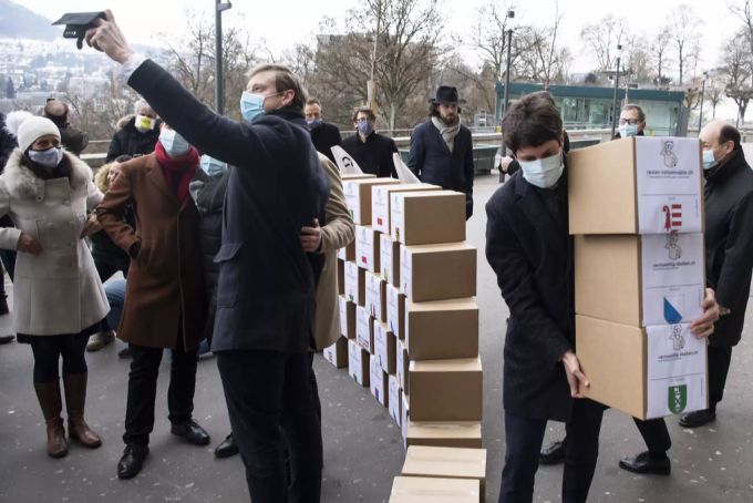 Trachsel (hier am Selfie machen) hat Erfahrung im Unterschriftensammeln. Beim Referendum gegen das CO2-Gesetz hat der Präsident der Jungen SVP ebenfalls mitgewirkt. JSVP Referendum Trachsel