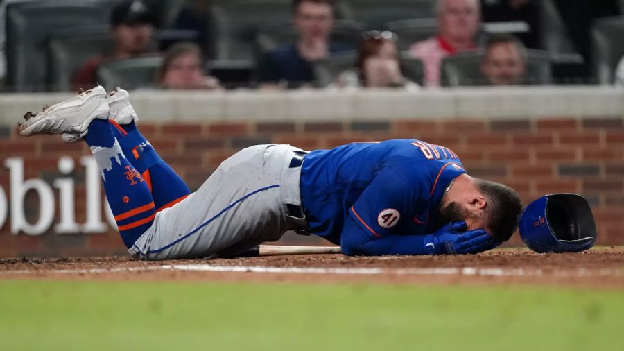 Sofort sackt der Center Fielder unter grossen Schmerzen zu Boden.