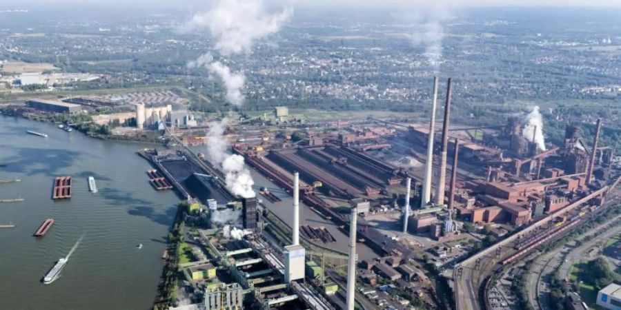 Die Kokerei Schwelgern von ThyssenKrupp am Rhein. Foto: Arnulf Stoffel/dpa
