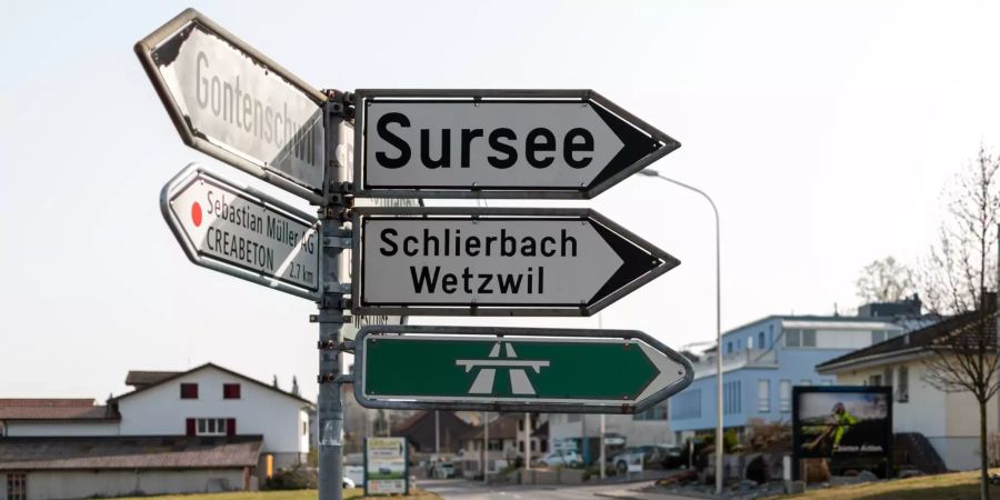 Strassenschilder bei Sursee.