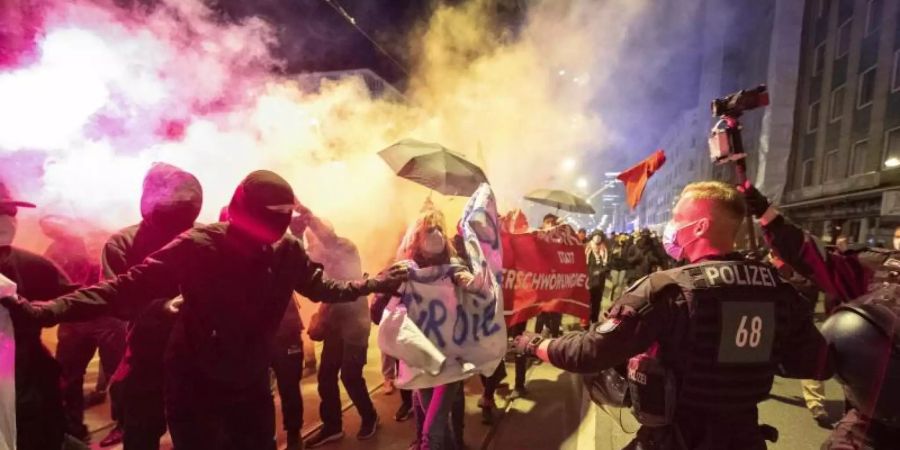 Proteste in Grossstädten: Nicht jeder ist mit den neuen Ausgangsbeschränkungen einverstanden. Foto: Boris Roessler/dpa