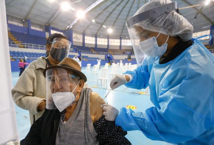 Auf diesem vom peruanischen Gesundheitsministerium zur Verfügung gestellten Bild wird einem älteren Herren mit Mund-Nasen-Bedeckung, Schutzbrille und Gesichtsmaske eine Corona-Impfung verabreicht. Nach offiziellen Angaben haben sich im Land 1'734'606 Menschen nachweislich mit Covid-19 infiziert. Die Sterblichkeitsrate soll bei 3,3 Prozent liegen. Coronavirus - Peru