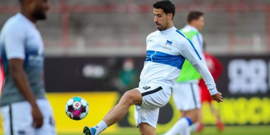 Steht vor seiner Rückkehr in die Startelf von Hertha BSC: Mittelfeldspieler Sami Khedira wärmt sich auf. Foto: Andreas Gora/dpa