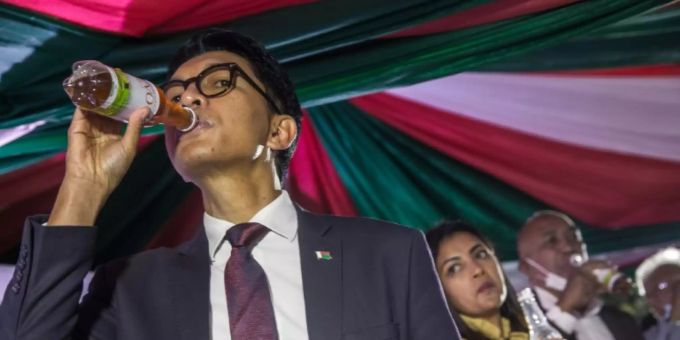 Rajoelina mit dem Kräutertrunk «Covid Organics» Rajoelina mit dem Kräutertrunk «Covid Organics»