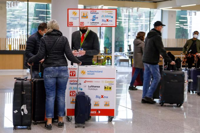 Passagiere kommen auf dem Flughafen von Palma de Mallorca an. Foto: Clara Margais Coronavirus - Tourismus