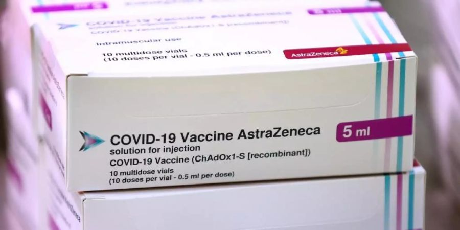 Der britisch-schwedische Hersteller Astrazeneca liefert der EU weniger Impfstoff als vereinbart. Foto: Gareth Fuller/PA Wire/dpa