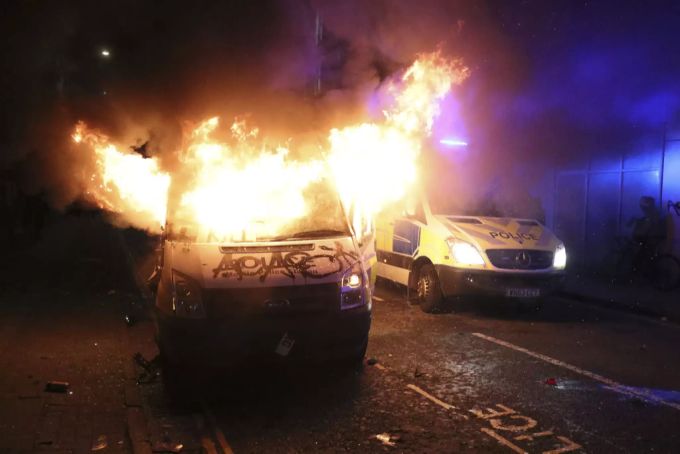 In Bristol kam es nach einer Demo zu heftigen Krawallen. Bristol Polizeiwache