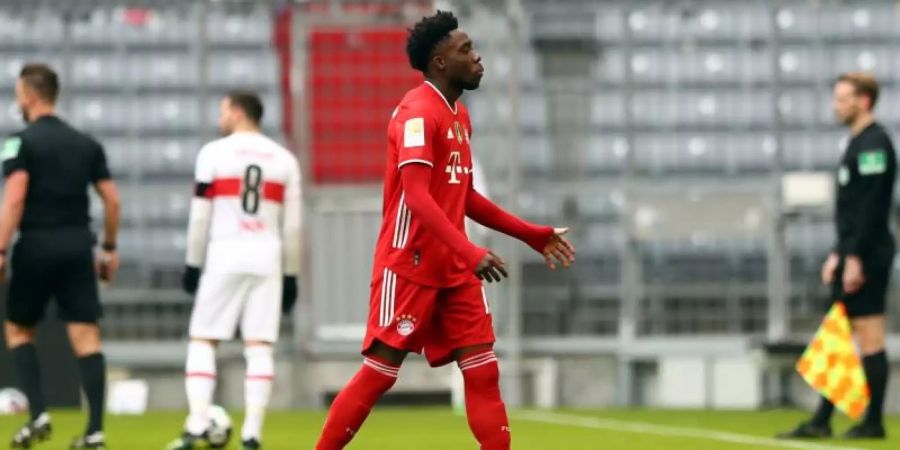 Münchens Abwehrspieler Alphonso Davies geht nach der Roten Karte vom Spielfeld. Foto: Matthias Schrader/AP POOL/dpa