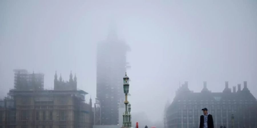 Passant auf der Westminster Bridge in London