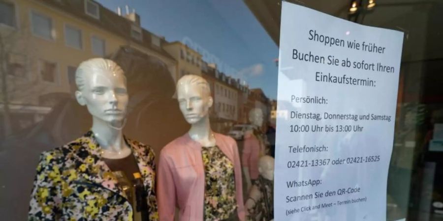 Ein Geschäft in der Fussgängerzone von Düren in NRW bietet Shoppingtermine an. Foto: Henning Kaiser/dpa