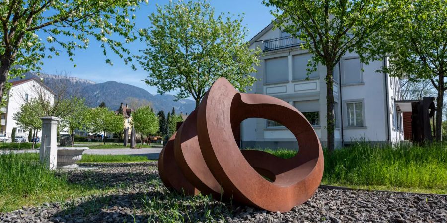 Skulptur und Park vor dem Kunsthaus in Grenchen.