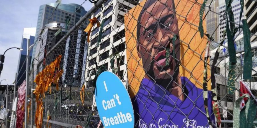 Ein Plakat vor einem Regierungsgebäude von Hennepin County in Minneapolis erinnert an den Tod von George Floyd bei einem Polizeieinsatz. Foto: Jim Mone/AP/dpa